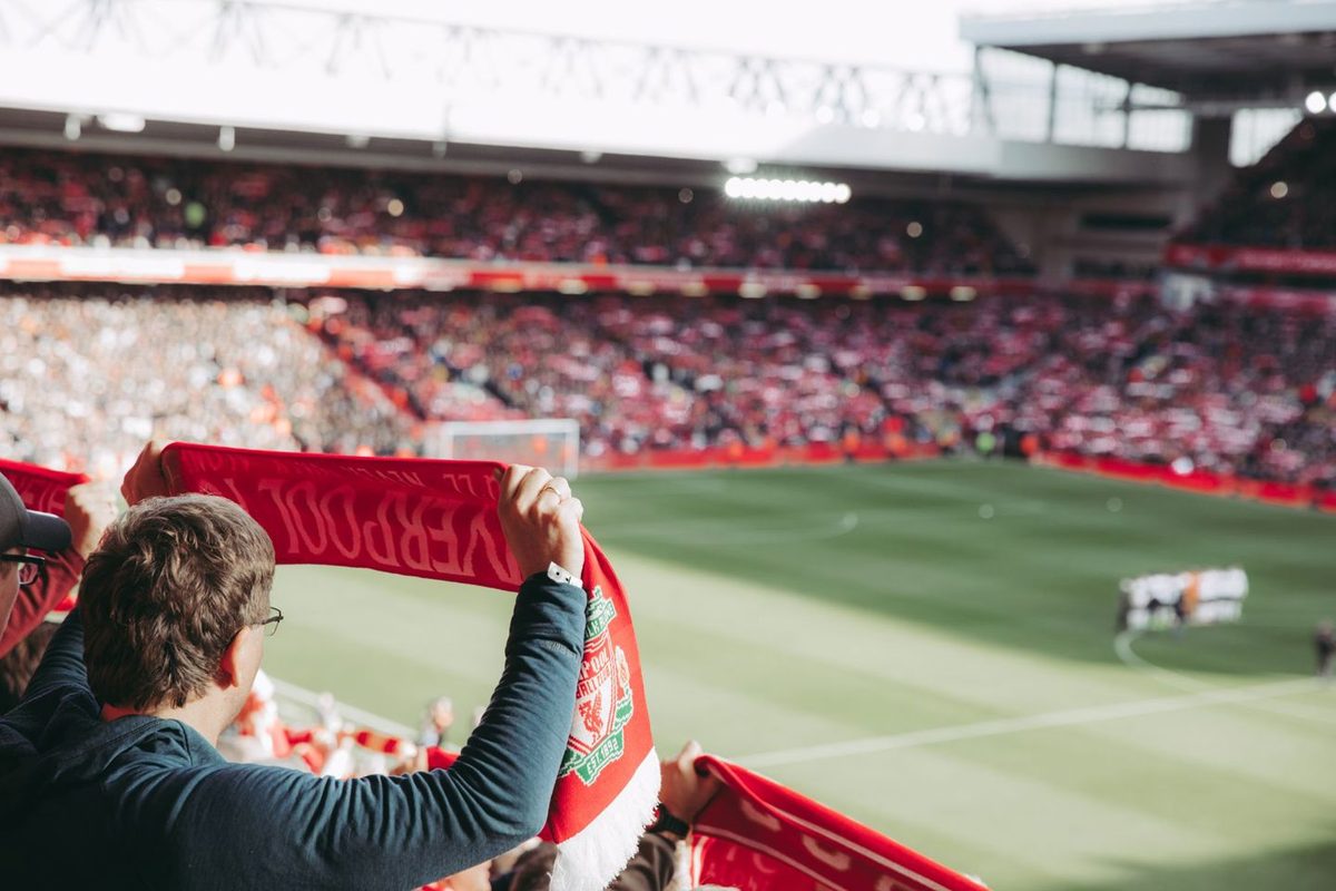 Fyldt stadion med Premier League-stemning på Anfield